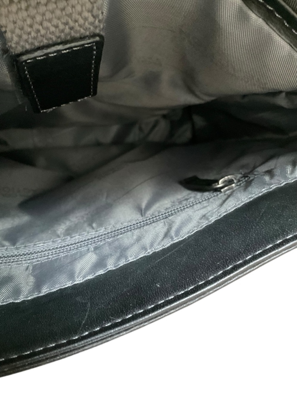 Kenneth Cole Reaction Leather Tablet Shoulder Messenger Bag Colombian EUC - Picture 11 of 16